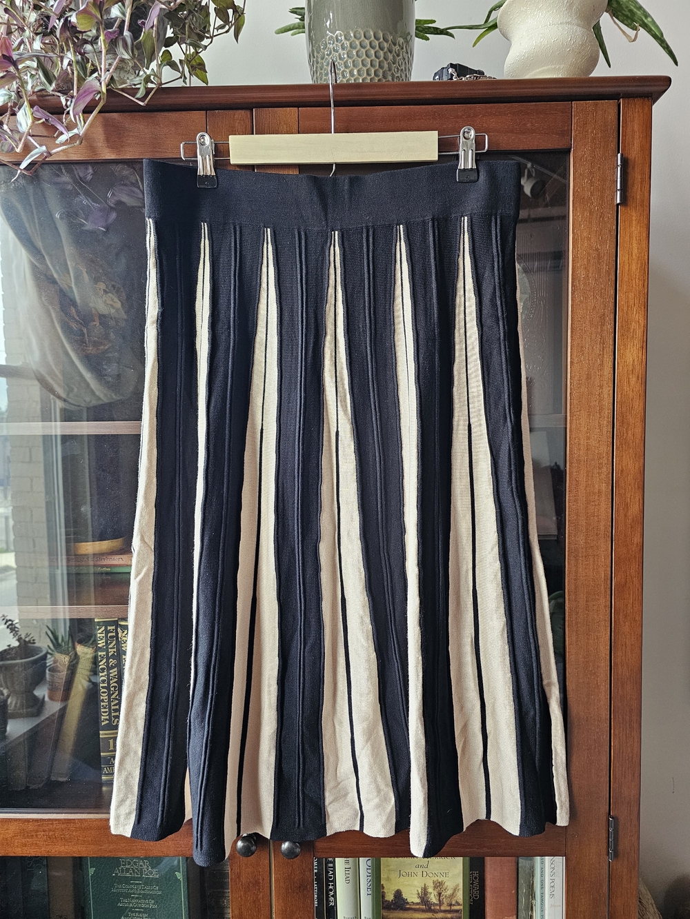 Chic Black and Cream Pleated Knit Midi Skirt